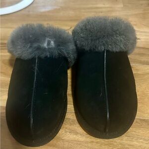 Brand new! Never work Ugg house shoes.
